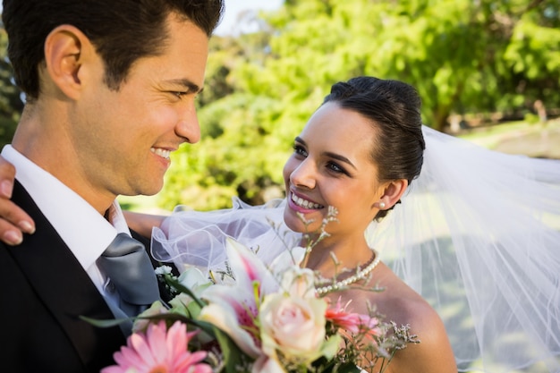 Sposi romantici a guardare l&#39;altro nel parco