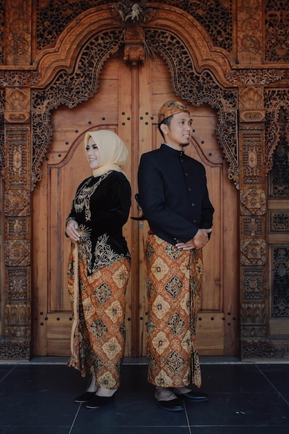 sposi romantici indonesiani giavanesi