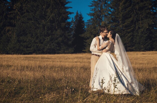 Sposi. Sposa e sposo nella foresta, ora legale.