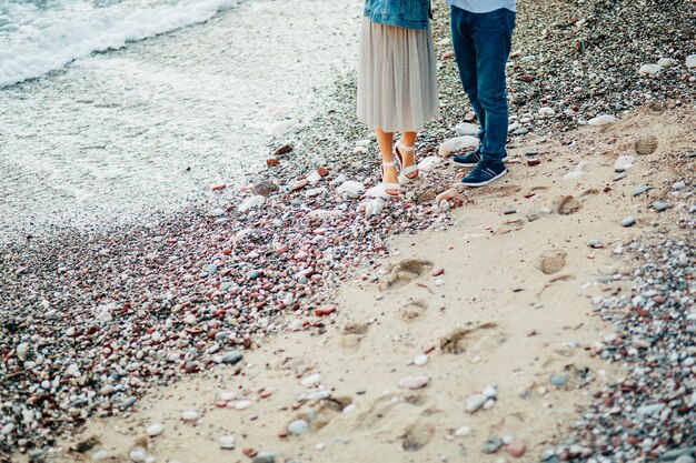 Sposi sul primo piano delle gambe della spiaggia