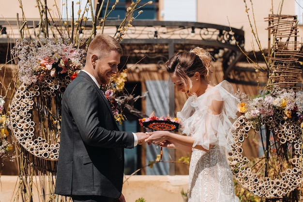 Sposi vicino a una villa in Francia Matrimonio in Provenza Servizio fotografico di matrimonio in Francia.