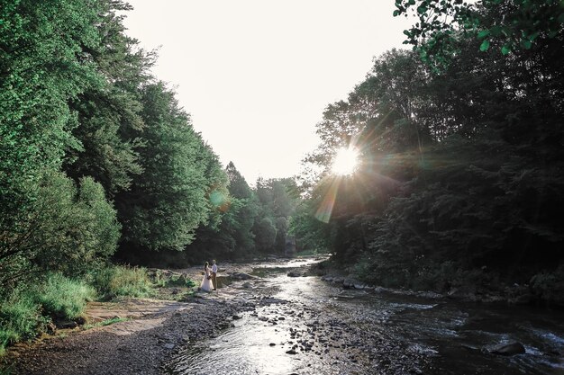 Sposi vicino al fiume