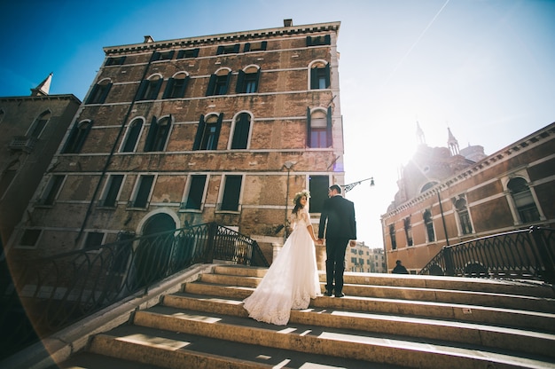 Sposo bello con felice sposa in strada