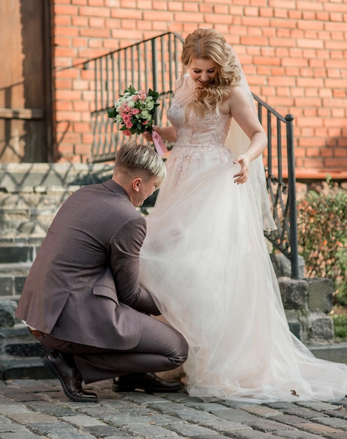 Sposo che aspetta la sua sposa in piedi sulla strada della città