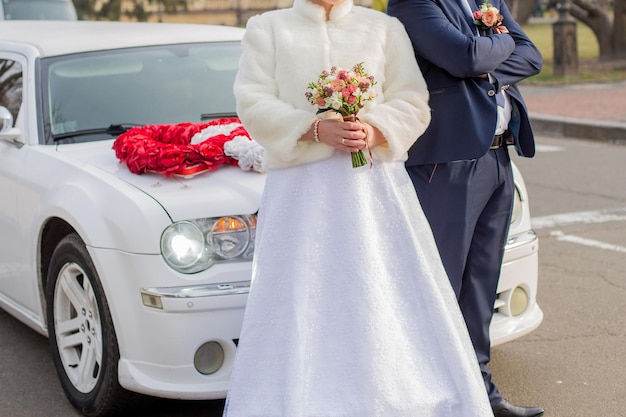 Sposo con una sposa e un mazzo di fiori