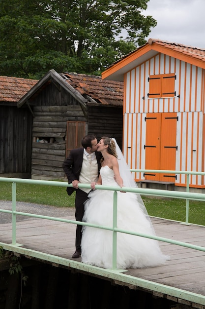 Sposo e sposa fuori felici e innamorati