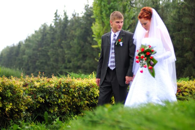 Sposo e sposa, in cammino verso una nuova vita