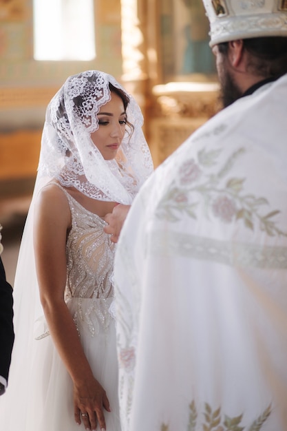 Sposo e sposa in chiesa sulla cerimonia di matrimonio.