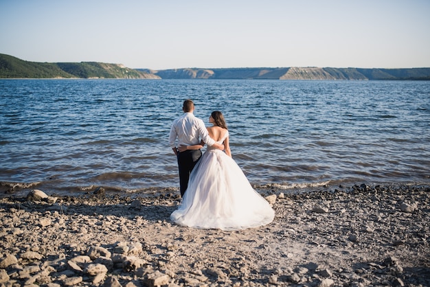 sposo e sposa stanno in un abbraccio