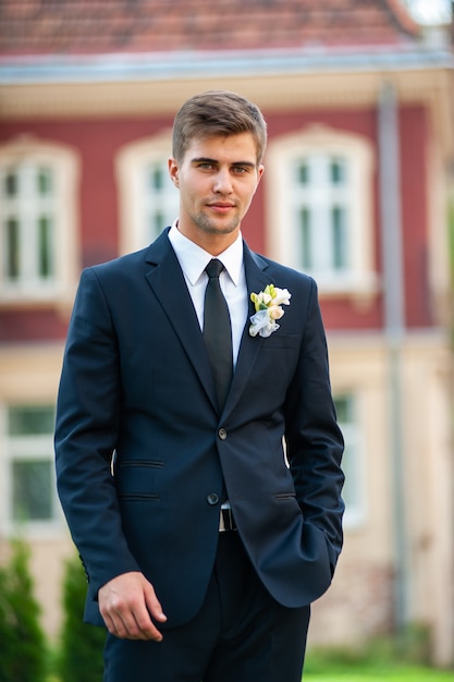 Sposo elegante Stile uomo bellissimo Giorno del matrimonio