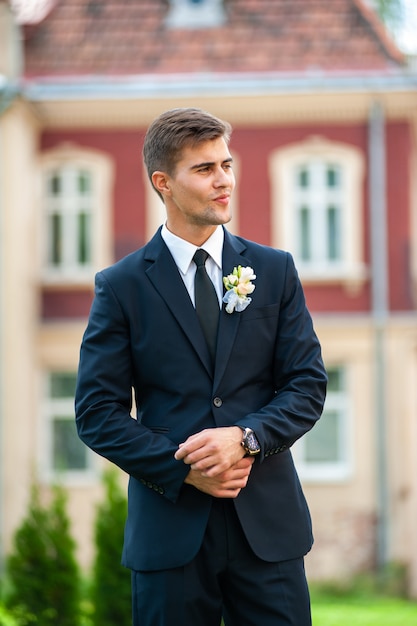 Sposo elegante Stile uomo bellissimo Giorno del matrimonio