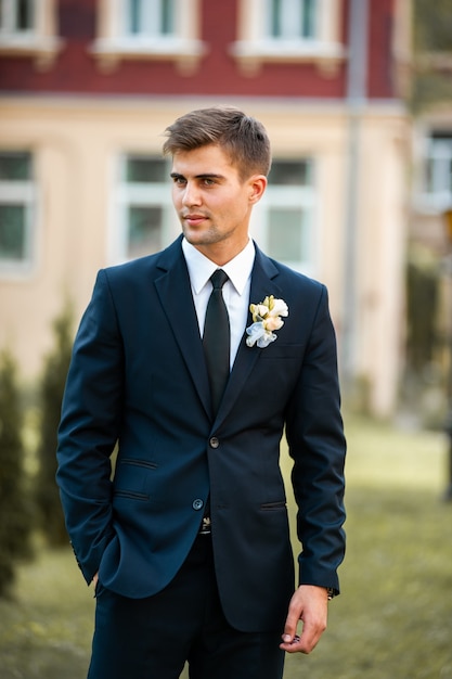 Sposo elegante Stile uomo bellissimo Giorno del matrimonio