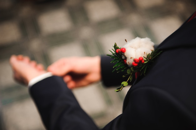 Sposo elegante vestirsi in un abito da sposa