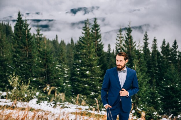 Sposo in abito blu e sposa in bianco, ricamato con motivo blu