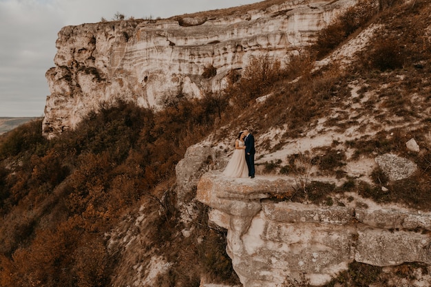 Sposo in abito e la sposa