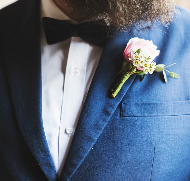 Sposo in cerimonia di matrimonio matrimonio in smoking blu navy