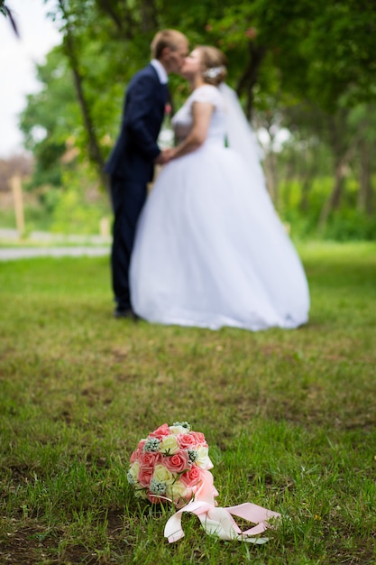 sposo la sposa sullo sfondo del bouquet