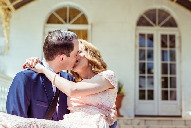 Sposo tenendo la sposa tra le sue braccia