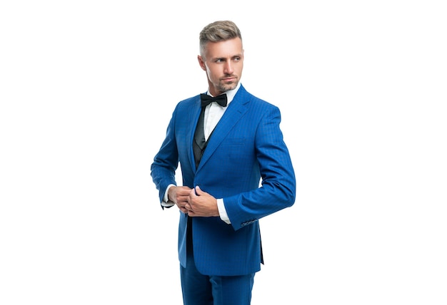 Sposo uomo bello in arco tux ricco blu isolato su sfondo bianco