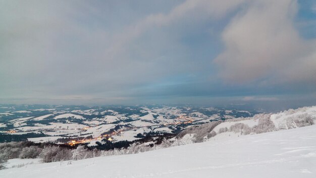 Spostamento di nuvole bianche cielo blu scenico vista aerea Timelapse alta schiena nel cielo blu attraverso le nuvole soffici la sera al sole splendente Il sole è nascosto dietro le nuvole al tramonto la nebbia