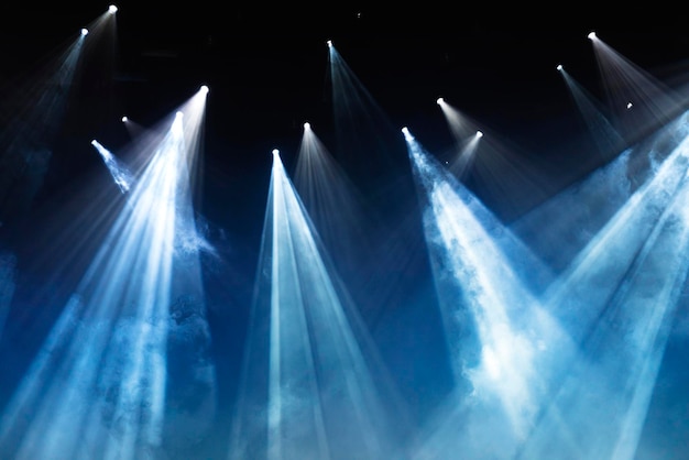 Spotlight drammatico con effetto fumo nello spettacolo teatrale