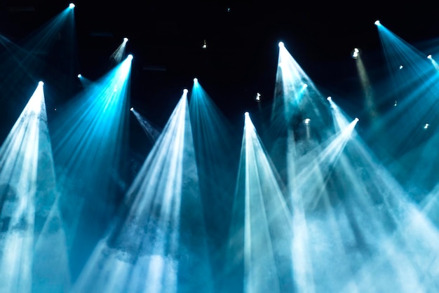 Spotlight drammatico con effetto fumo nello spettacolo teatrale