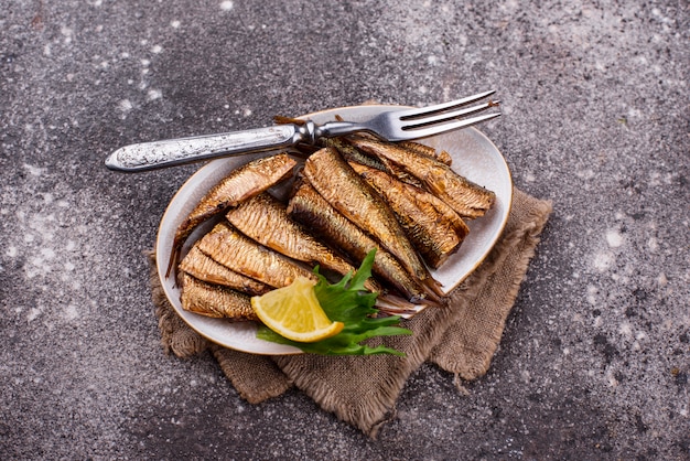 Spratti affumicati in scatola sott'olio