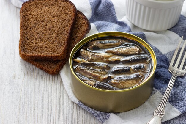 Spratti in scatola in barattolo di latta con pane per sandwich