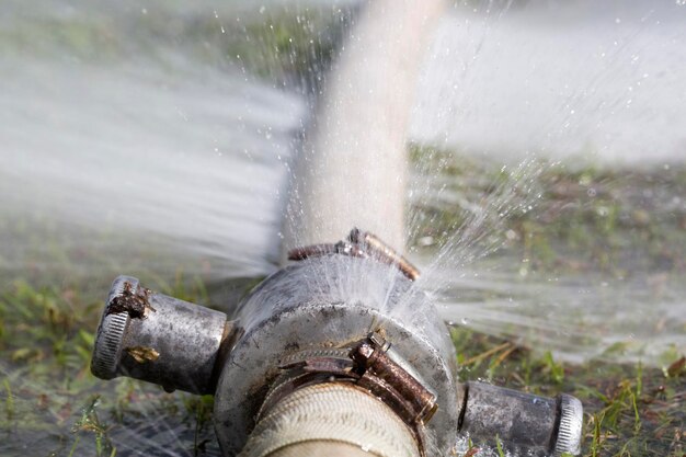 Spreco di acqua che fuoriesce dal foro di un tubo