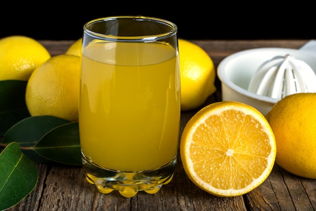 Spremere il succo di limone con lo spremiagrumi a mano
