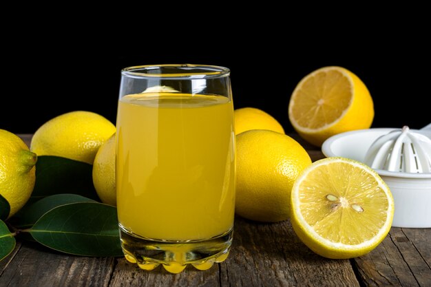 Spremere il succo di limone con lo spremiagrumi a mano