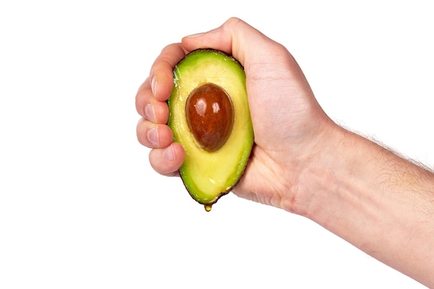 Spremere l'olio di avocado con le mani.