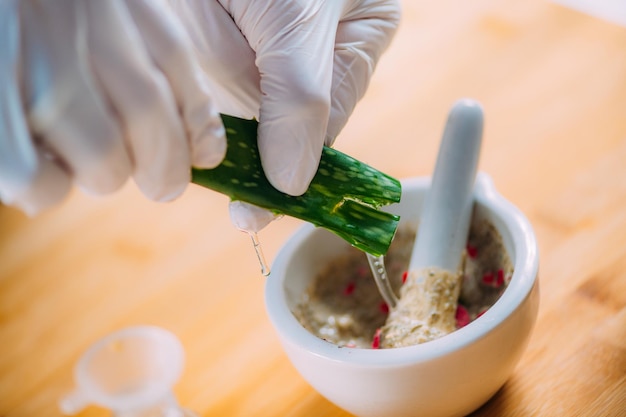 Spremitura di gel di aloe vera per la preparazione di creme di bellezza fatte in casa