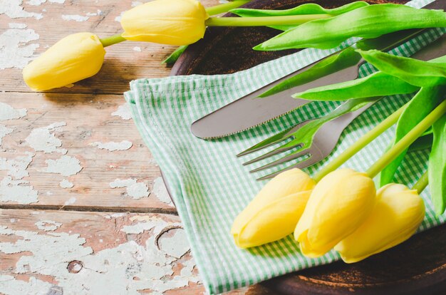 Spring Table Setting per la Pasqua o la festa della mamma