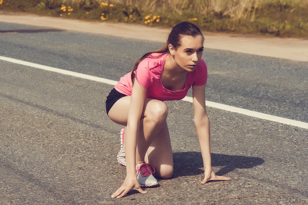 Sprinter femminile che aspetta l&#39;inizio sulla strada