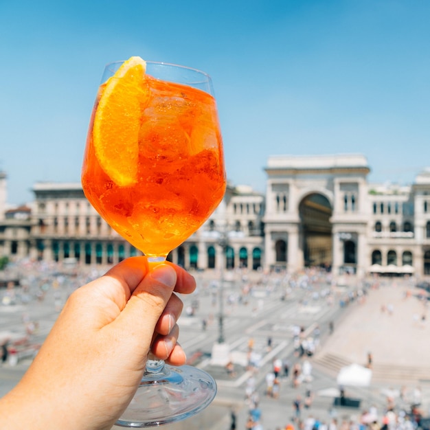 Spritz aperol drink a Milano con vista su Piazza Duomo