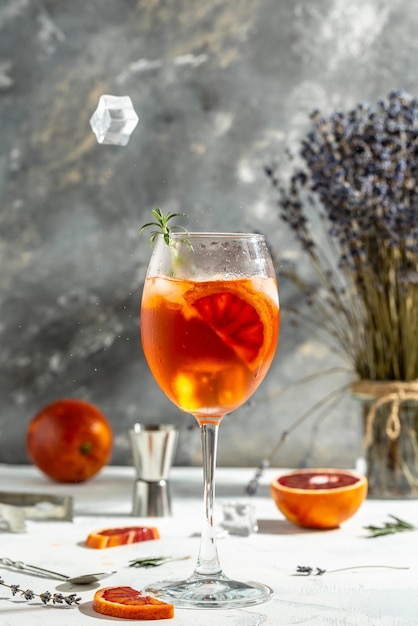 Spritz cocktail aperol tropicale con arance sanguinolente rosso amaro vino bianco secco scorza di soda e ghiaccio Bevanda estiva