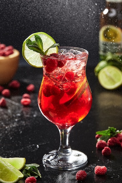 Spritz cocktail con sidro di mele campari lamponi lime menta