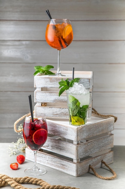 Spritz Cocktail e succo di limone un cocktail sul tavolo di legno bicchiere di rum cola spritz cocktail