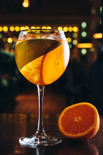 Spritz di Aperol in un bicchiere con ghiaccio e arancia