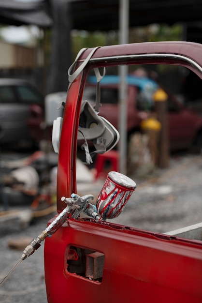 Spruzzare il concetto di vernice in polvere con la portiera dell'auto