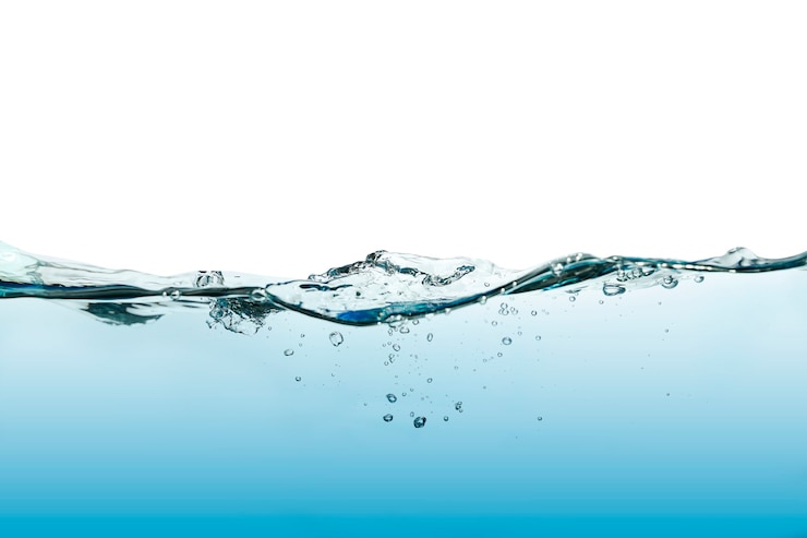 Foto spruzzata astratta dell'onda di acqua isolata su fondo bianco.