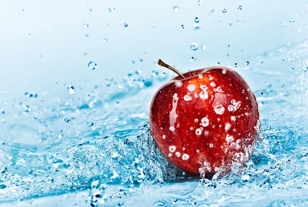 spruzzata d'acqua fresca sulla mela rossa