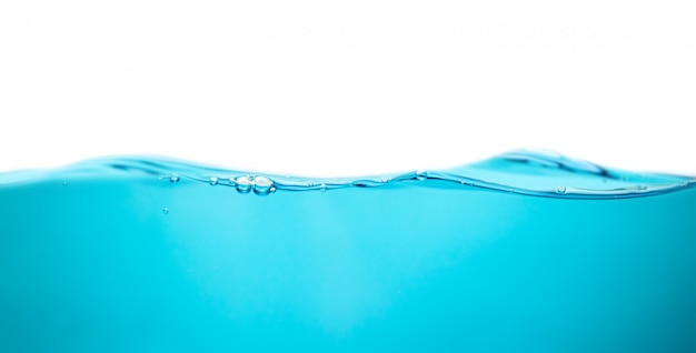 Spruzzata dell'acqua con le bolle del fondo astratto fefreshing dell'onda di acqua blu dell'aria