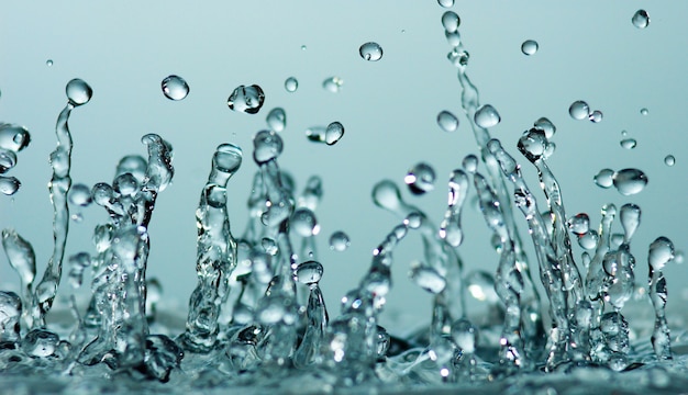 Spruzzata dell'acqua su fondo blu