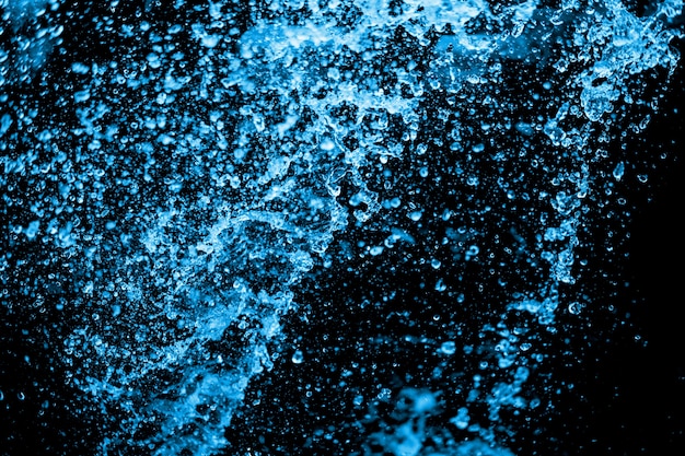 spruzzata di acqua blu su sfondo nero.