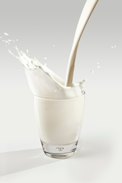Spruzzata di latte in un bicchiere.