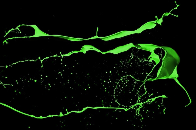 Spruzzata di vernice verde isolata su sfondo nero