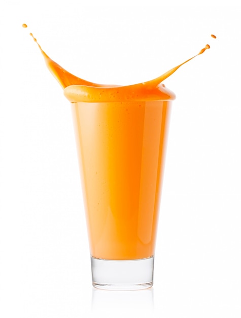 Spruzzata in bicchiere di carota o frullato all'arancia o yogurt