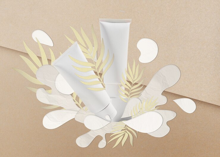 Foto spruzzatura di prodotti cosmetici su ritagli di carta